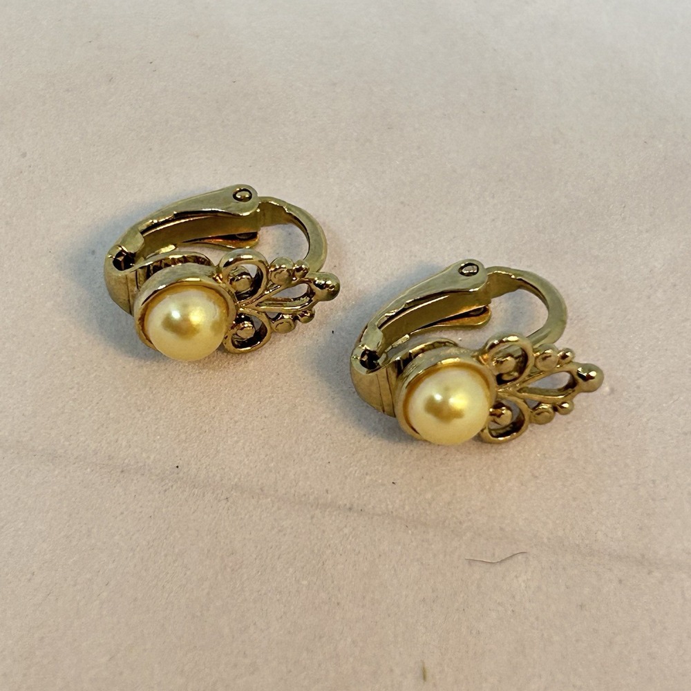 Vintage 'AVON' Yellow Gold Tone &‎ Pearl Clip Earrings